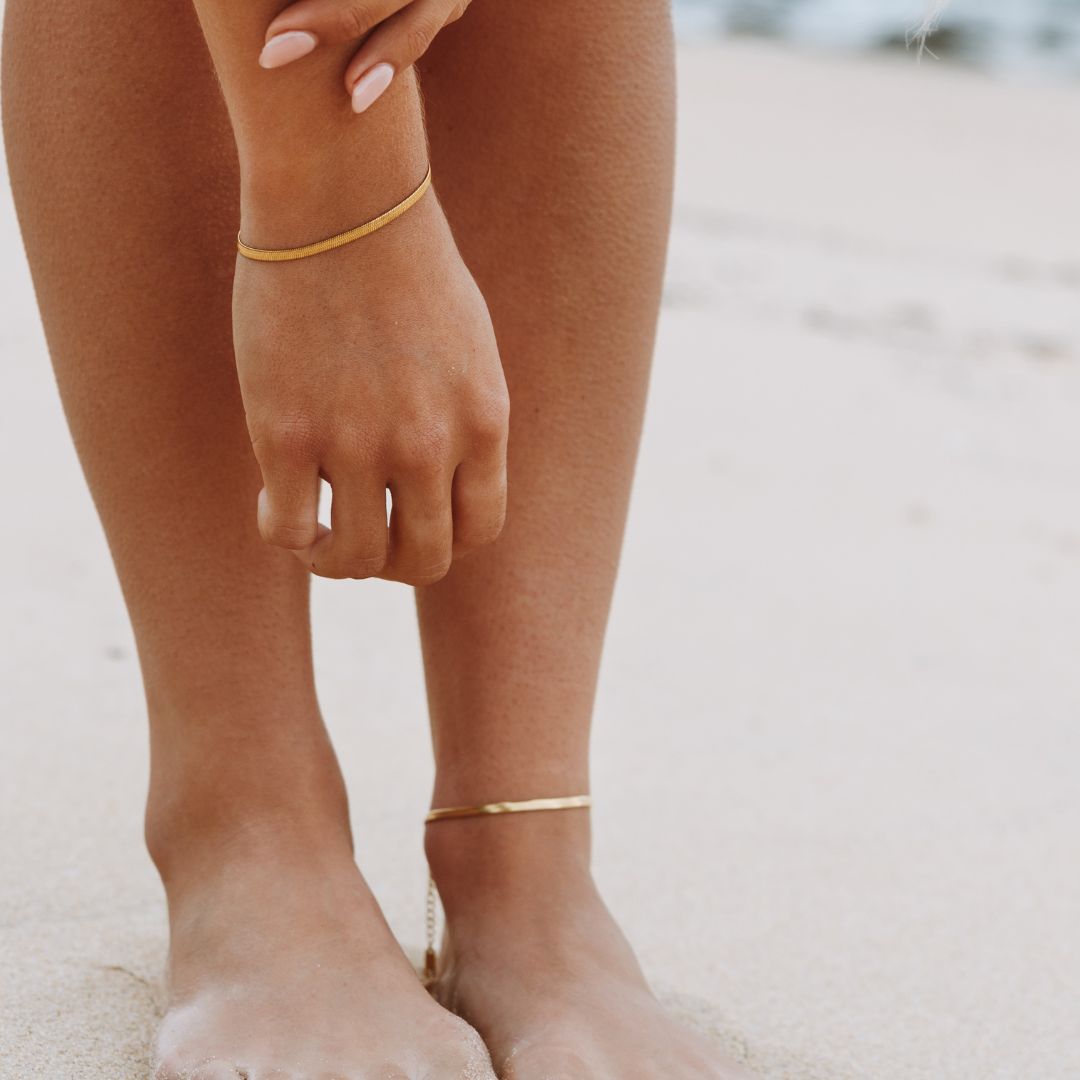 Kauai – Pulsera Herringbone Dorada Resistente al Agua