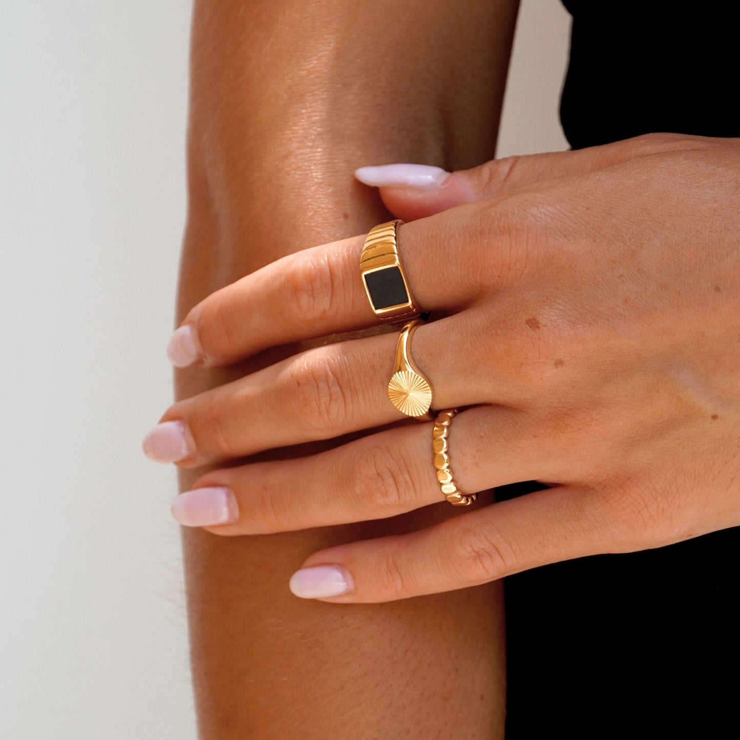 Nessa – Anillo Dorado con Diseño de Esferas