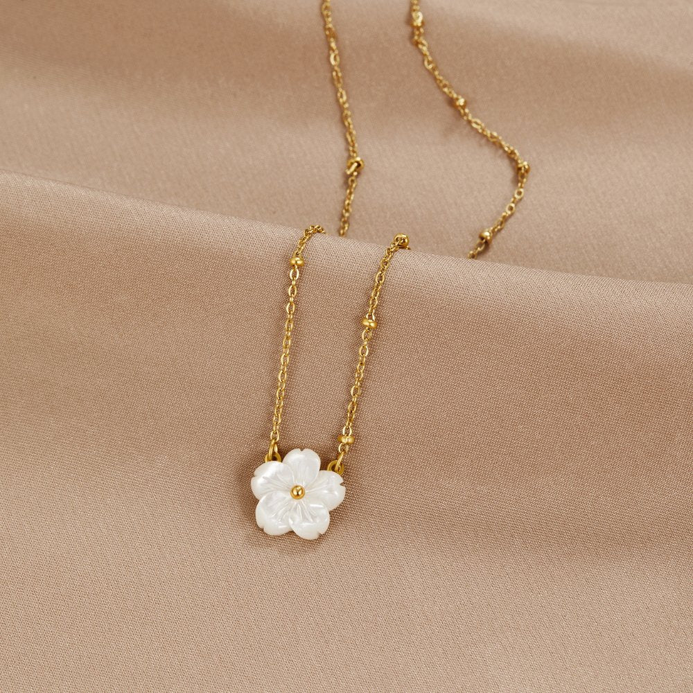 Jennie – Collar Flor Blanca