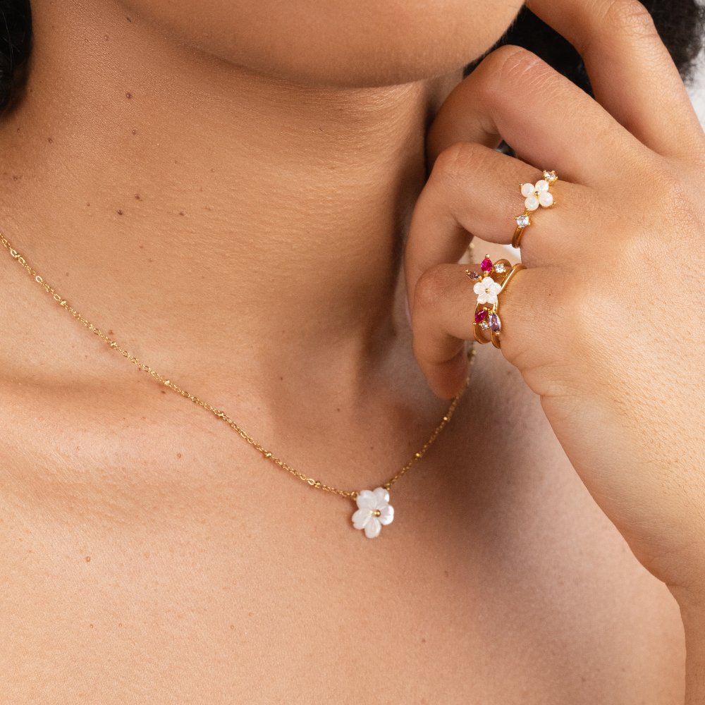 Jennie – Collar Flor Blanca