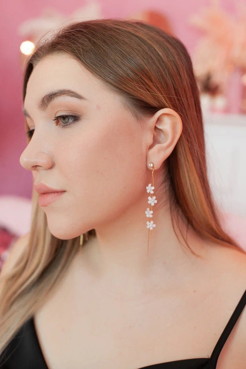Pendientes de Flores Blancas con Hilos Dorados