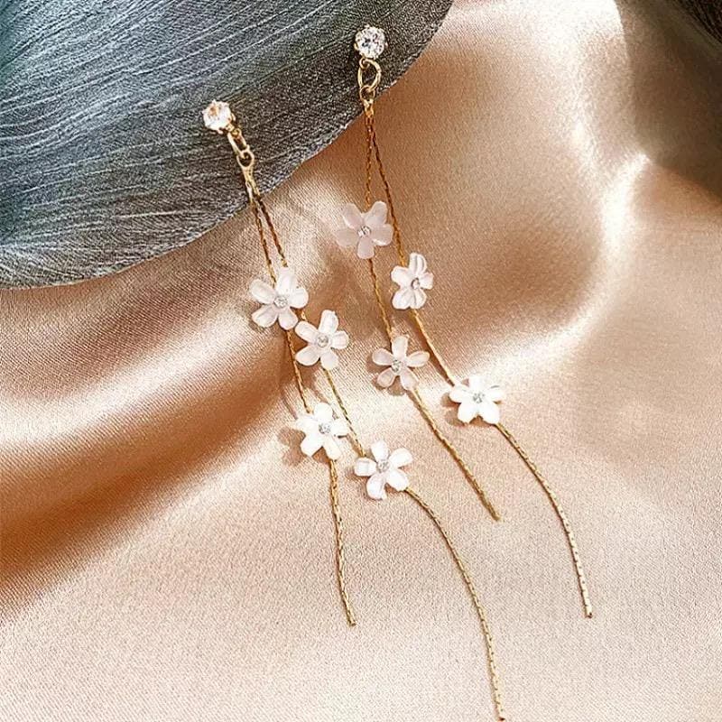 Pendientes de Flores Blancas con Hilos Dorados