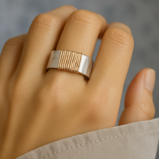 Karen – Anillo Vintage de Plata con Hilos Dorados