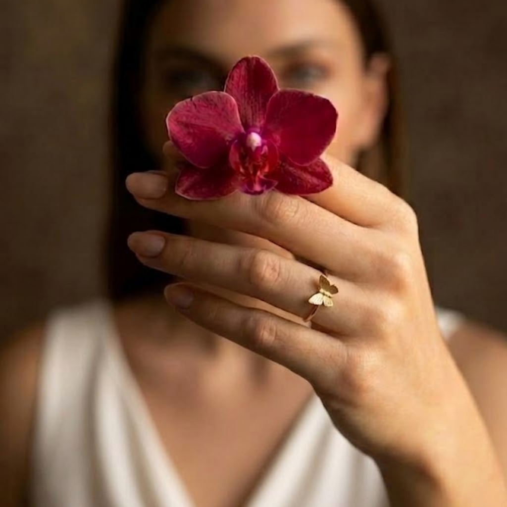 Anillo de Mariposa para Mujeres con Banda Estructurada y Acentos de Bola