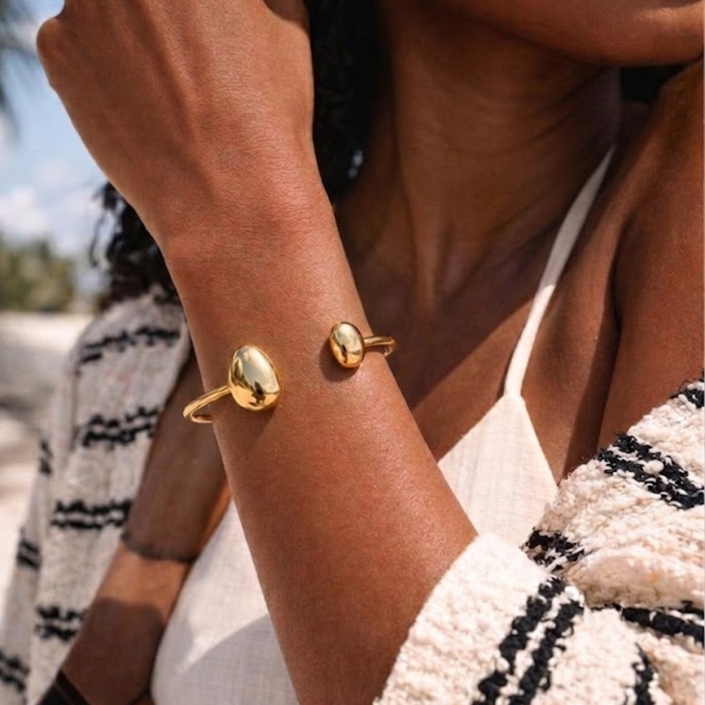 Brazalete de mujer con diseño abierto y extremos en forma de gota