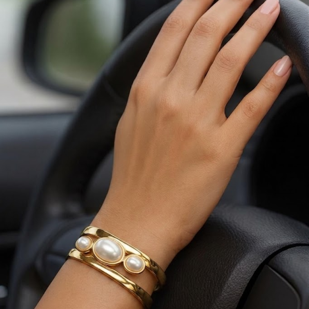 Brazalete de mujer con diseño de doble banda y tres acentos de piedra redonda
