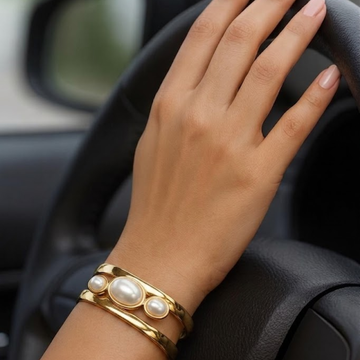 Brazalete de mujer con diseño de doble banda y tres acentos de piedra redonda
