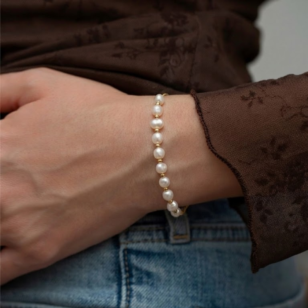 Pulsera de Perlas para Dama con Perlas Redondas Dispuestas de Manera Regular y Elementos Intermedios Finos