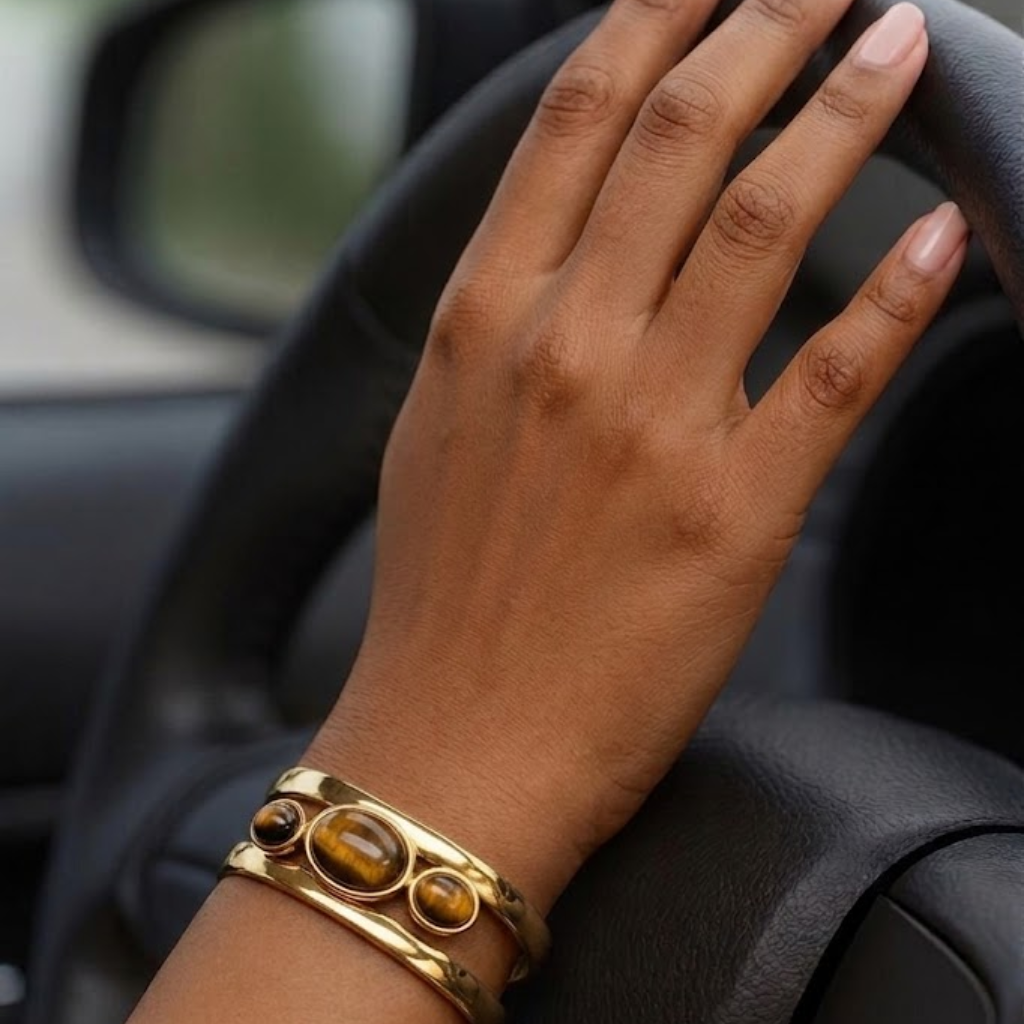 Brazalete de mujer con diseño de doble banda y tres acentos de piedra redonda