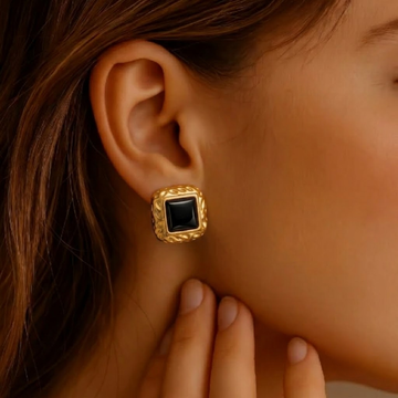 Pendientes de dama con elemento decorativo cuadrado y marco ornamentado