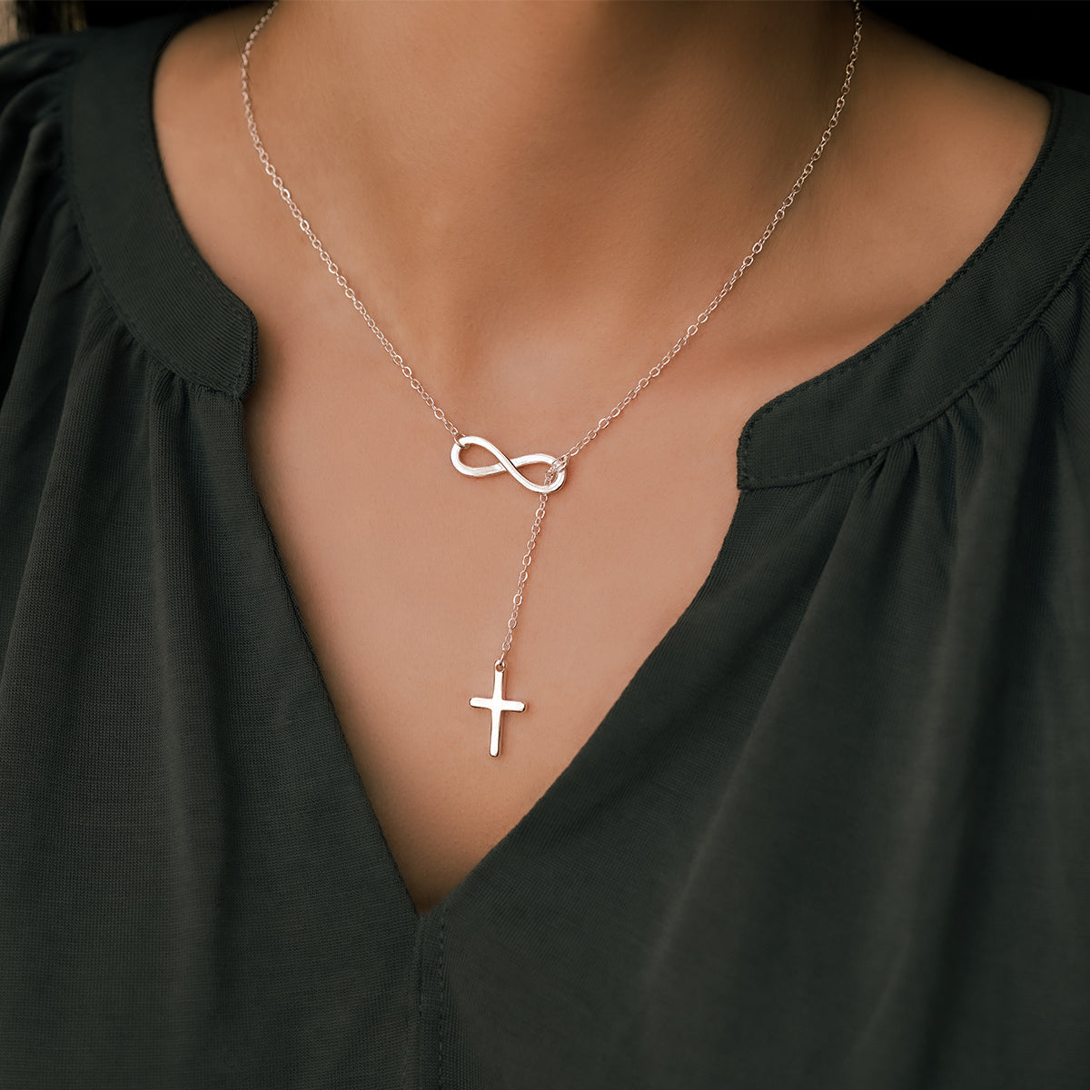 Yuna – Collar de Colgante de Cruz Infinita