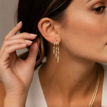 Pendientes Huggie para Dama con Tres Cadenas y Decoración de Piedra