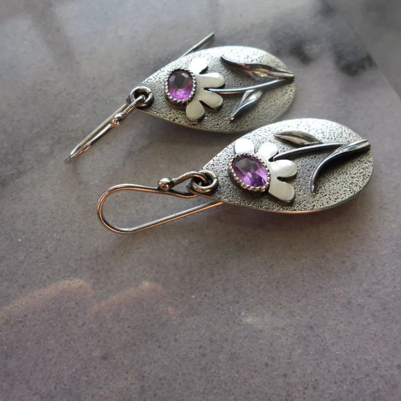 Pam – Pendientes Retro con Diseño Floral en Relieve