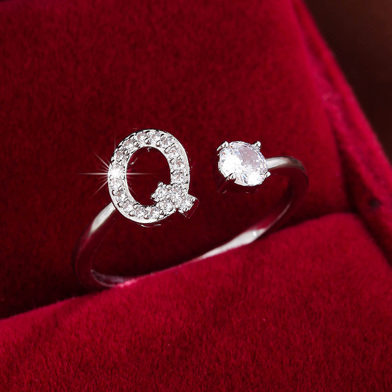 Nova – Anillo Moderno Abierto con Inicial y Circonitas
