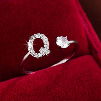 Nova – Anillo Moderno Abierto con Inicial y Circonitas
