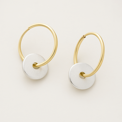 Seyna – Aros Bañados en Oro y Pendientes Plateados Elegantes