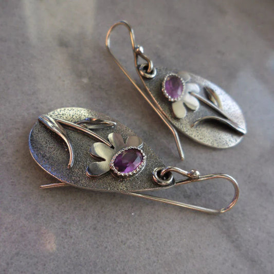 Pam – Pendientes Retro con Diseño Floral en Relieve
