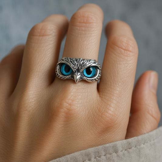 Brianna – Anillo Ajustable de la Suerte con Búho en Plata y Ópalo