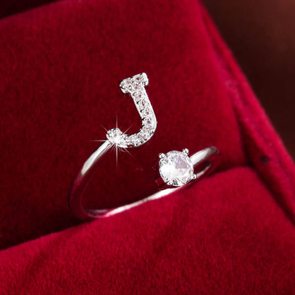 Nova – Anillo Moderno Abierto con Inicial y Circonitas