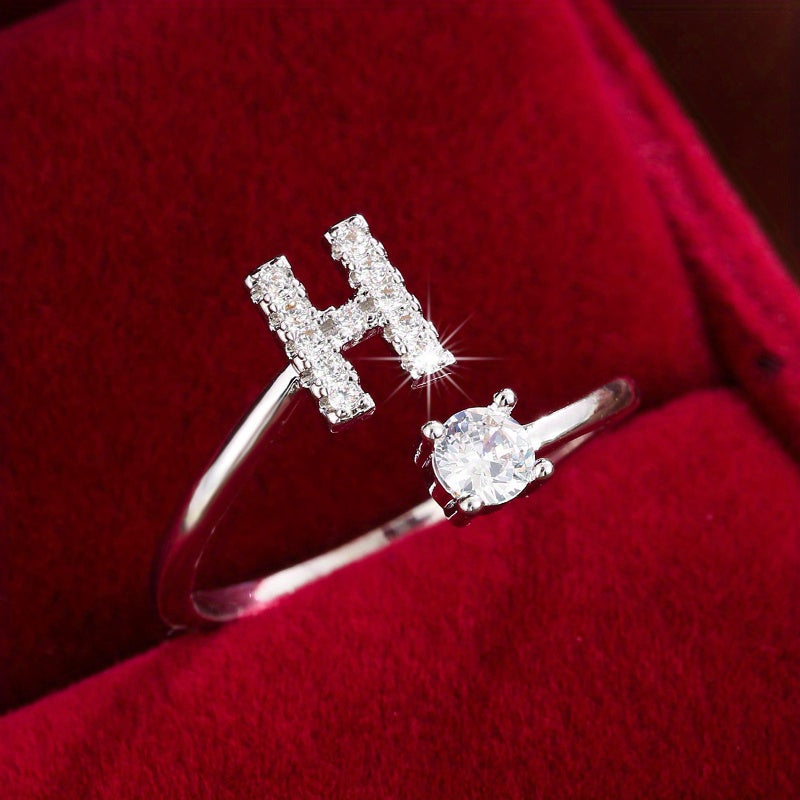 Nova – Anillo Moderno Abierto con Inicial y Circonitas