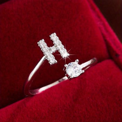 Nova – Anillo Moderno Abierto con Inicial y Circonitas