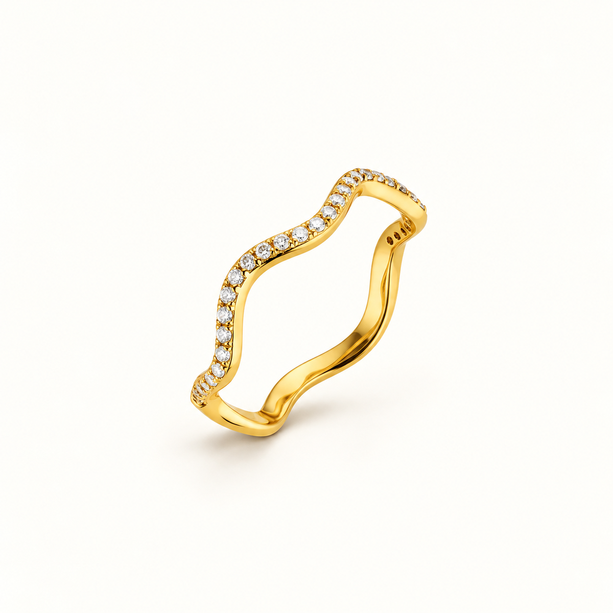 Anillo de Olas para Mujeres con Incrustaciones de Pavé y Silueta Curvada