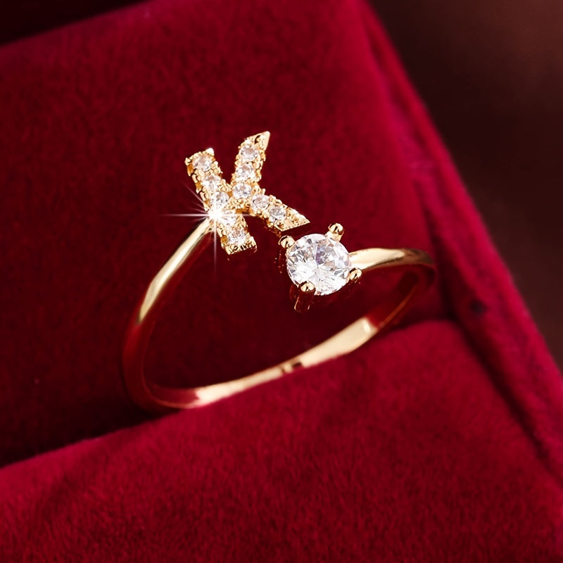 Nova – Anillo Moderno Abierto con Inicial y Circonitas