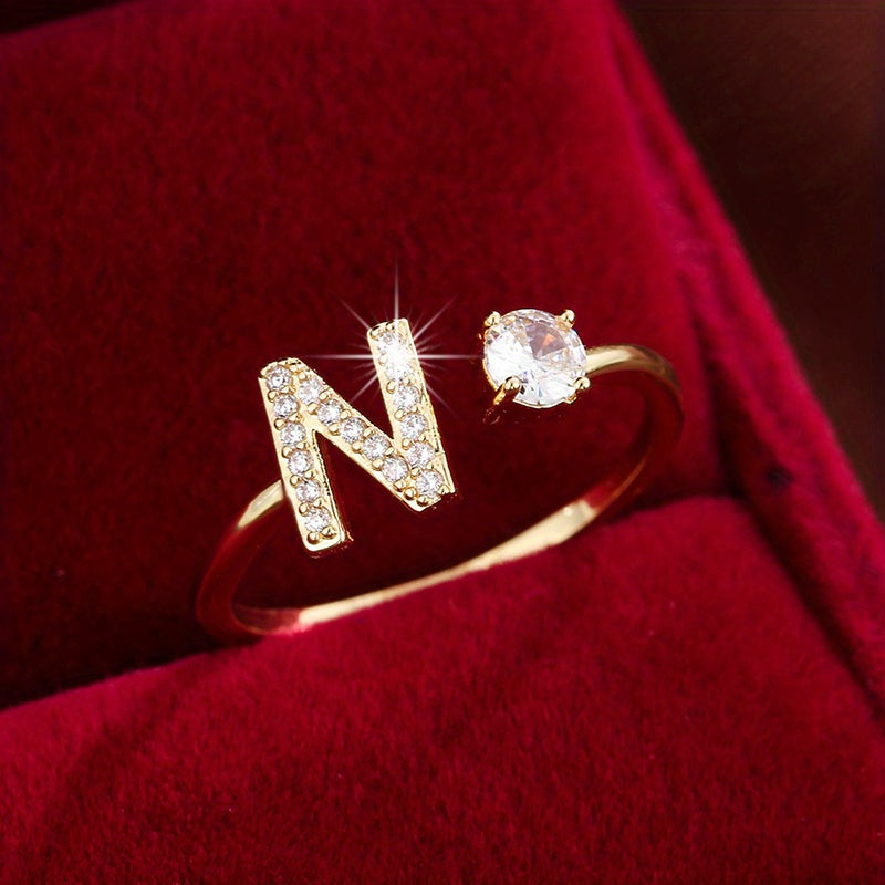 Nova – Anillo Moderno Abierto con Inicial y Circonitas