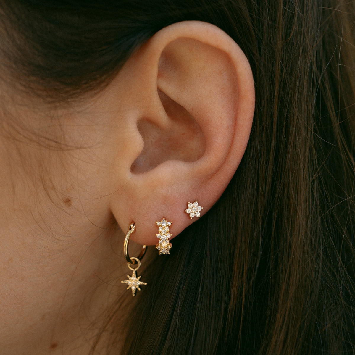 Aretes Huggie de Mujer con Relieve Floral y Pavé de Piedras Múltiples