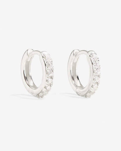 Cleo - Huggies de Plata con Micro Pavé