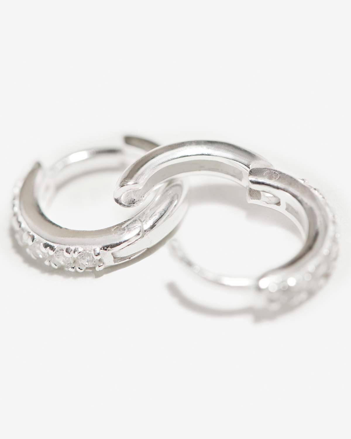 Cleo - Huggies de Plata con Micro Pavé