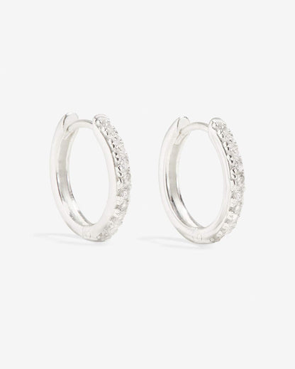 Manda - Pequeños Aros Plateados con Pavé