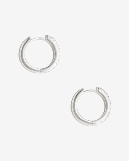 Manda - Pequeños Aros Plateados con Pavé