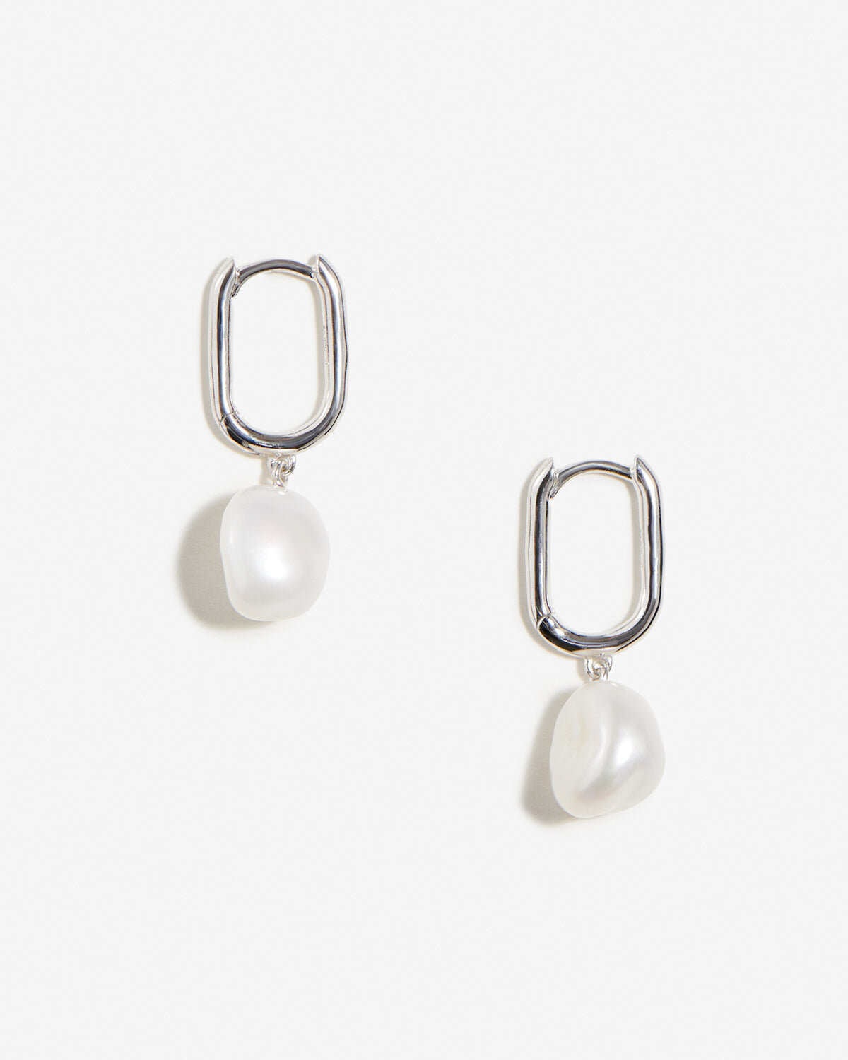 Esme - Aros rectangulares plateados con perlas