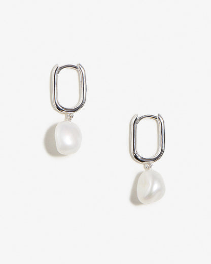 Esme - Aros rectangulares plateados con perlas