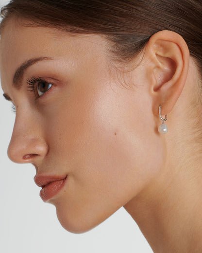 Esme - Aros rectangulares plateados con perlas