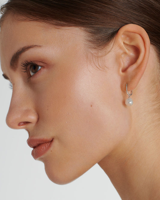 Esme - Aros rectangulares plateados con perlas
