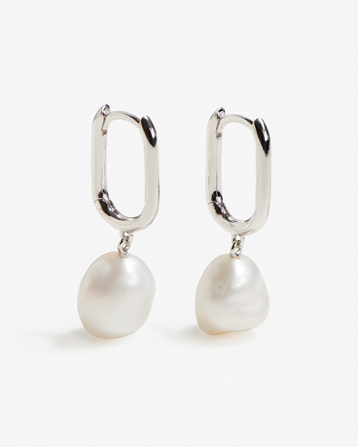 Esme - Aros rectangulares plateados con perlas