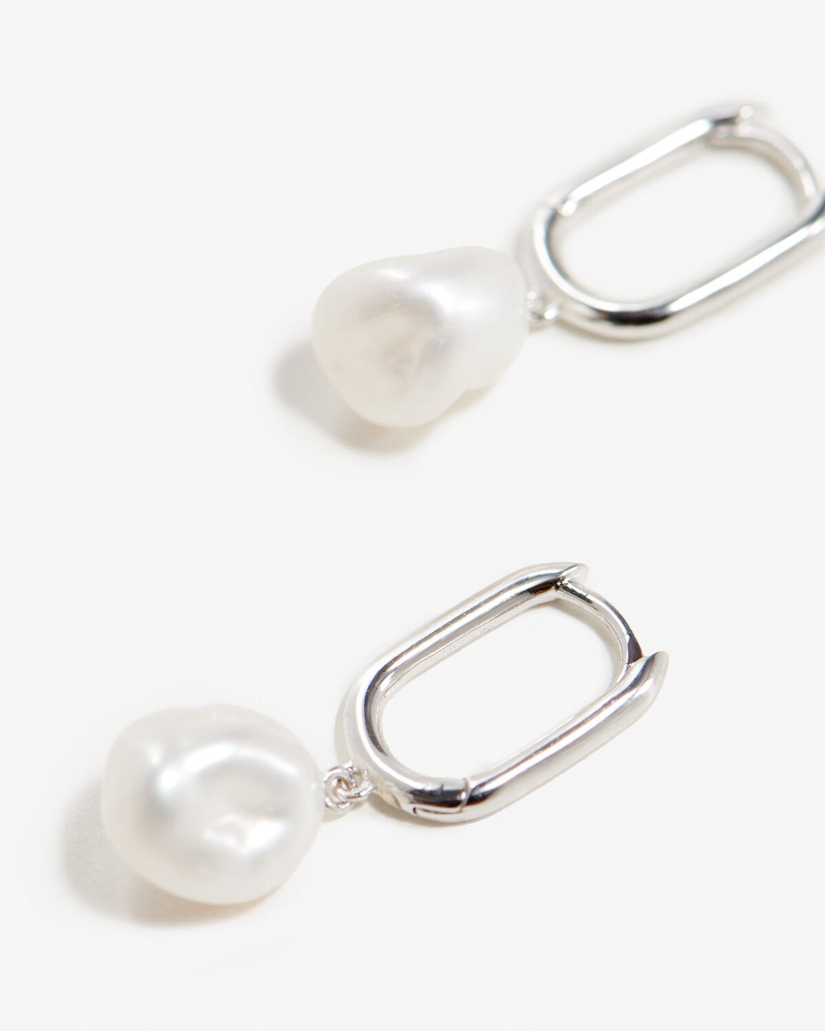 Esme - Aros rectangulares plateados con perlas