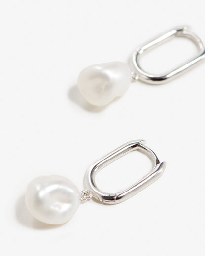 Esme - Aros rectangulares plateados con perlas