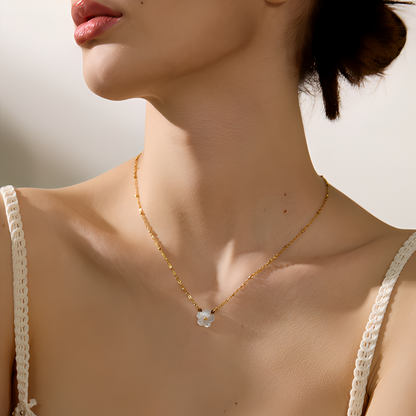 Daniela – Collar Floral de Concha Blanca