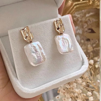 Aiah – Pendientes Dorados con Perlas Barrocas Elegantes
