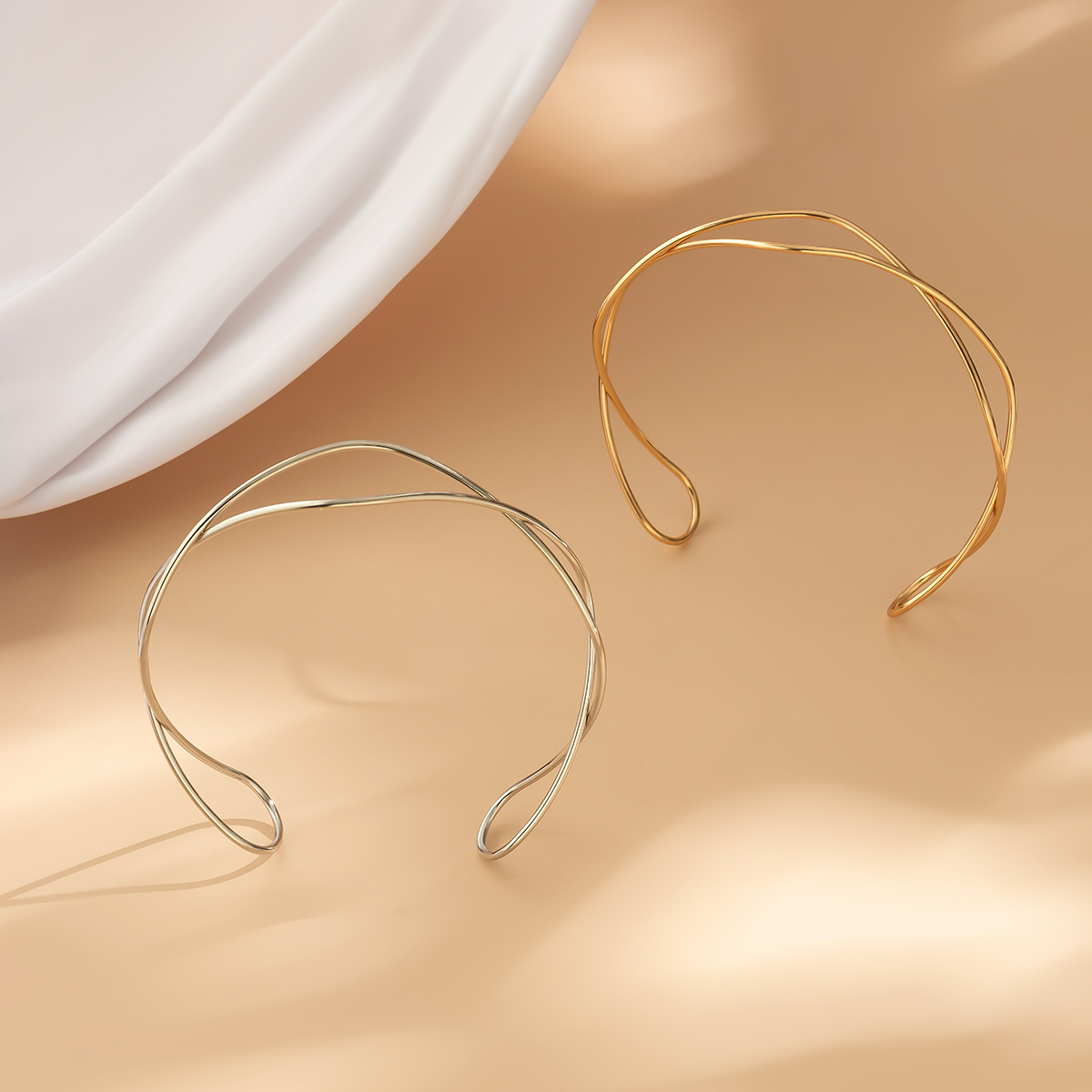 Collar de alambre trenzado - Gargantilla moderna con giro