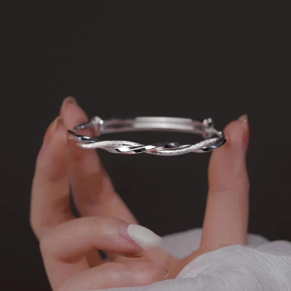 Brazalete ajustable de mujer con diseño retorcido
