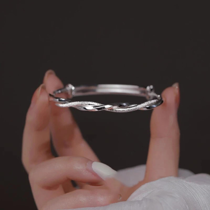 Brazalete ajustable de mujer con diseño retorcido