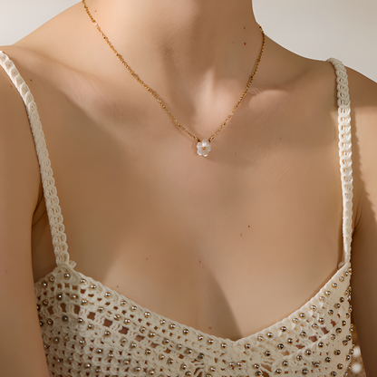 Daniela – Collar Floral de Concha Blanca