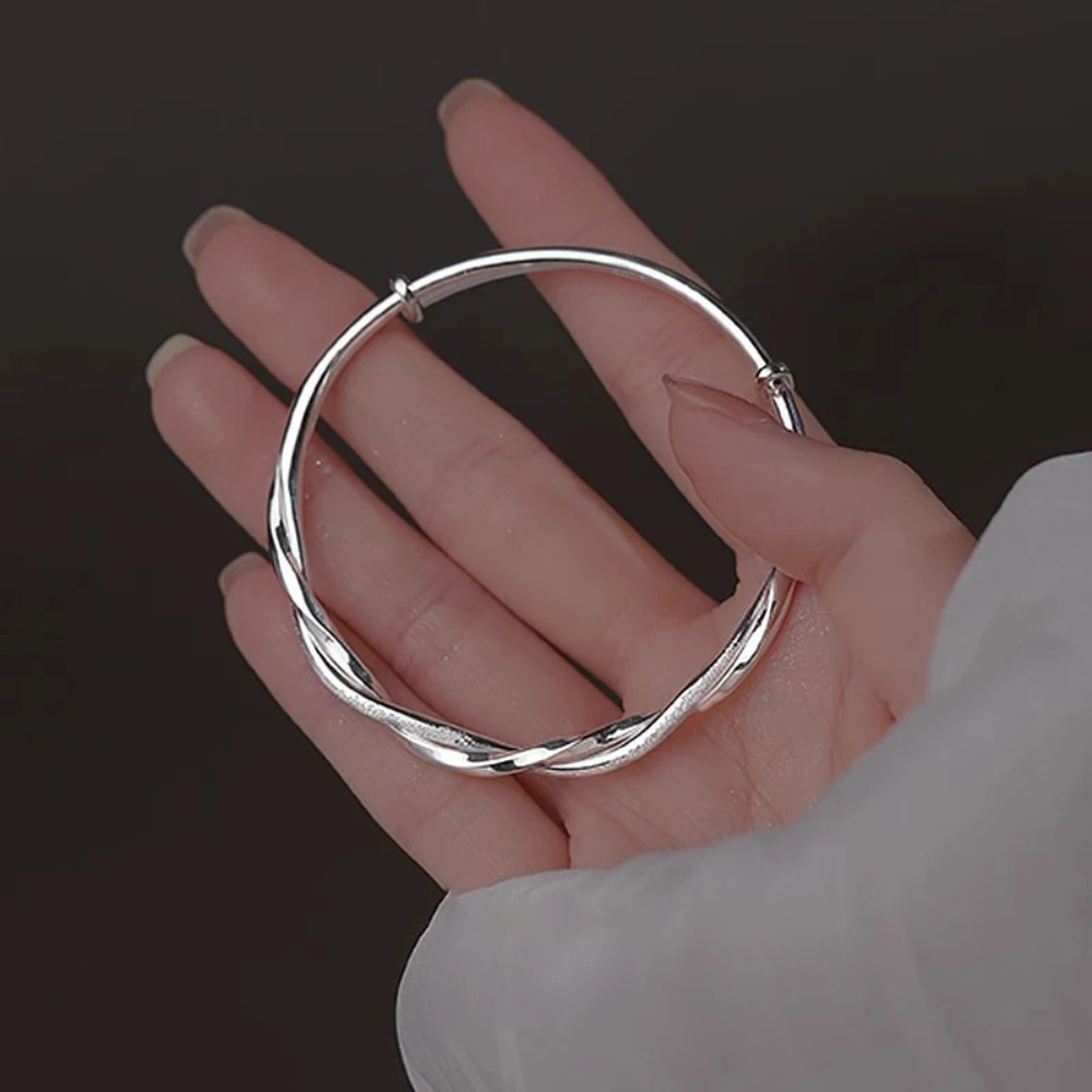 Brazalete ajustable de mujer con diseño retorcido