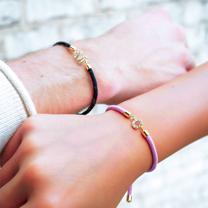 Calla – Pulsera Inicial Grabada Ajustable