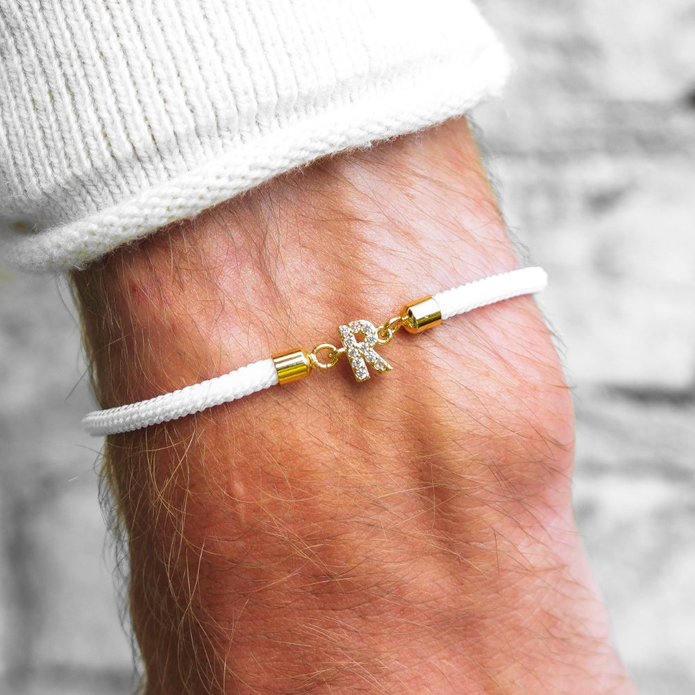 Calla – Pulsera Inicial Grabada Ajustable