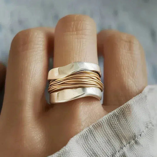 Maya – Anillo Elegante Plata & Oro Entrelazado